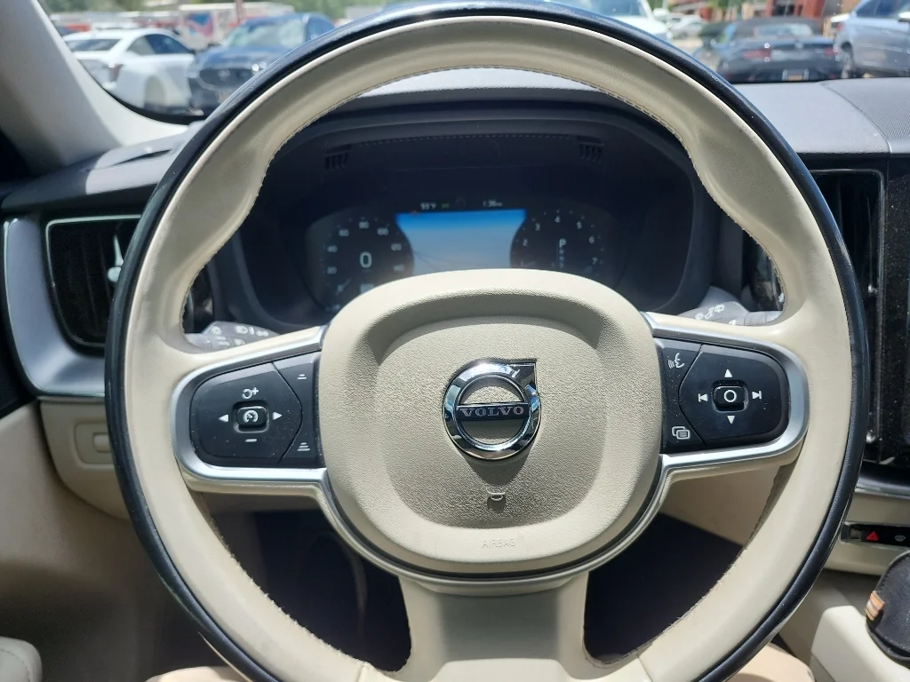 Used 2018 Electric Silver Metallic Volvo Momentum image 20