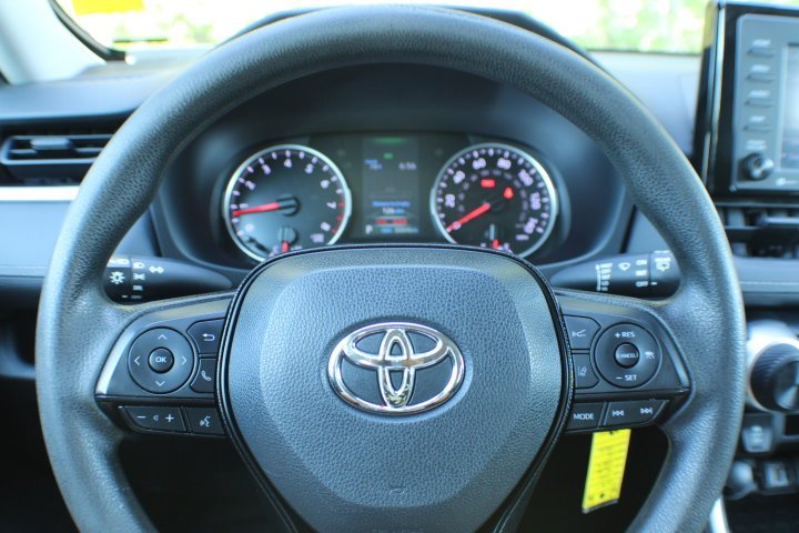 2021 Toyota RAV4 LE - Photo 8