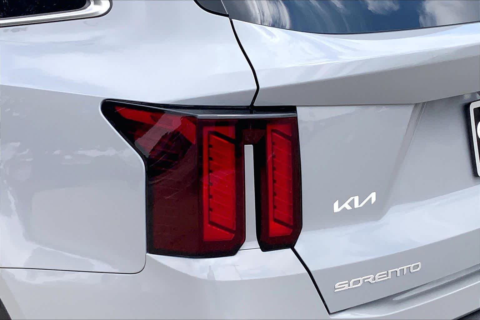Used 2025 Wolf Gray Kia S image 29