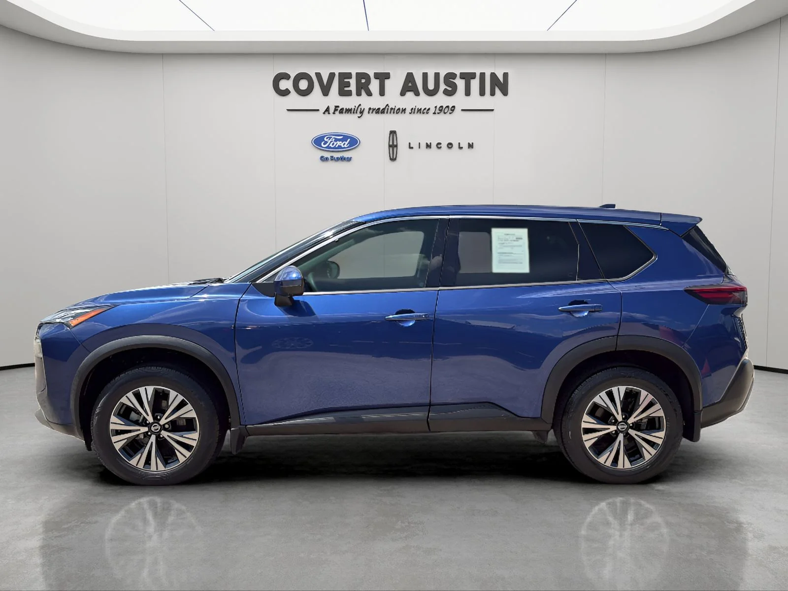 Used 2021 Blue Nissan SV image 2
