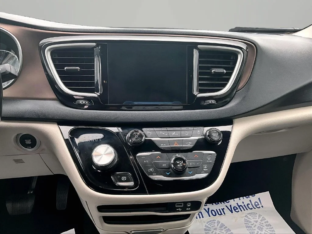 Used 2019 Gray Chrysler Touring L image 6
