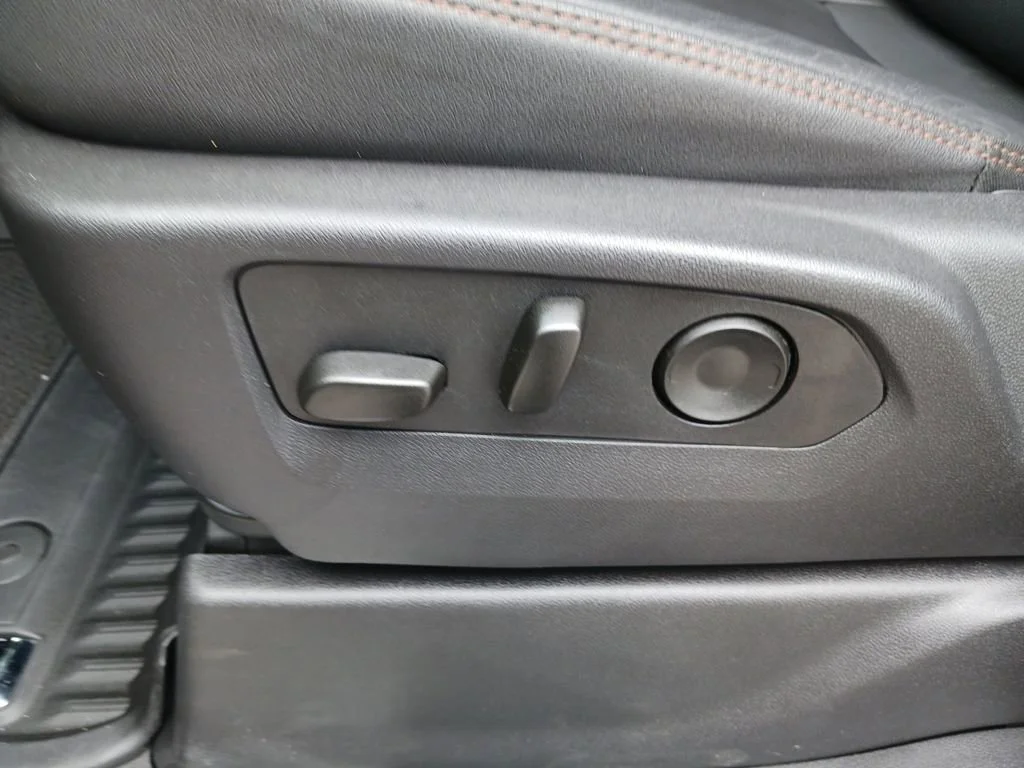 Used 2025 Sterling Metallic GMC AT4 image 33