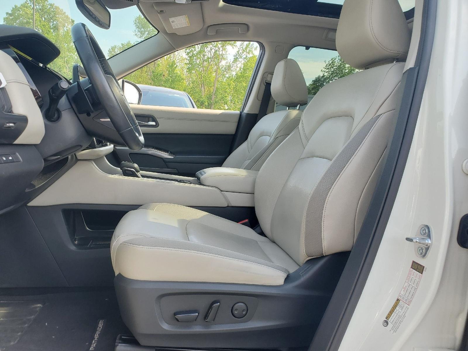 Used 2022 Pearl White Tricoat Nissan SL image 9