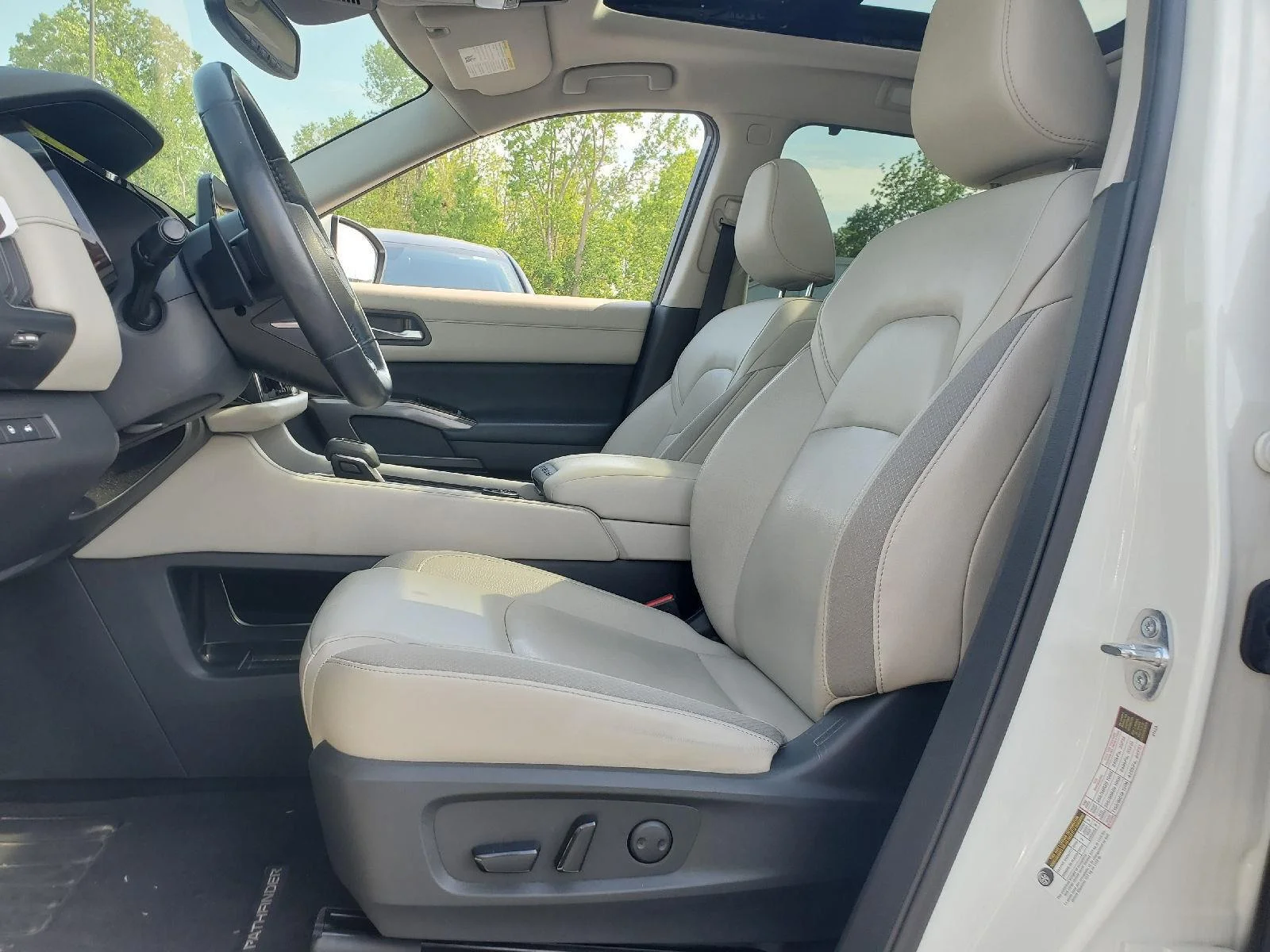Used 2022 Pearl White Tricoat Nissan SL image 9