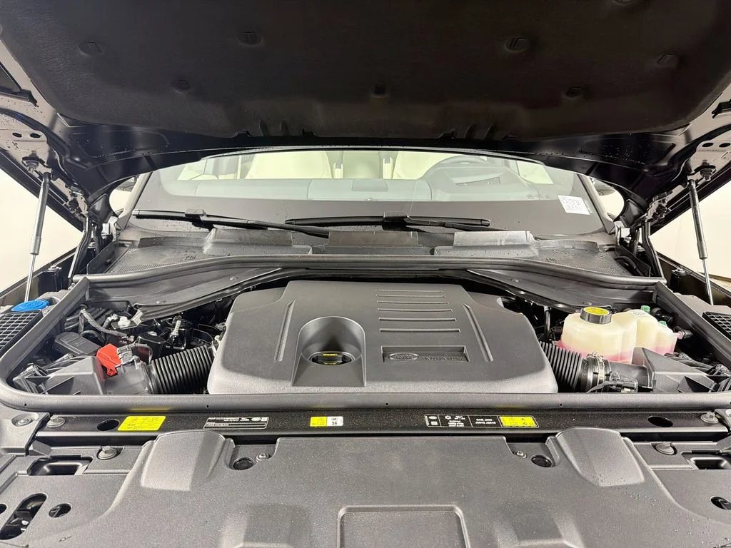 New 2026 Santorini Black Land Rover SE 7 Seats image 32