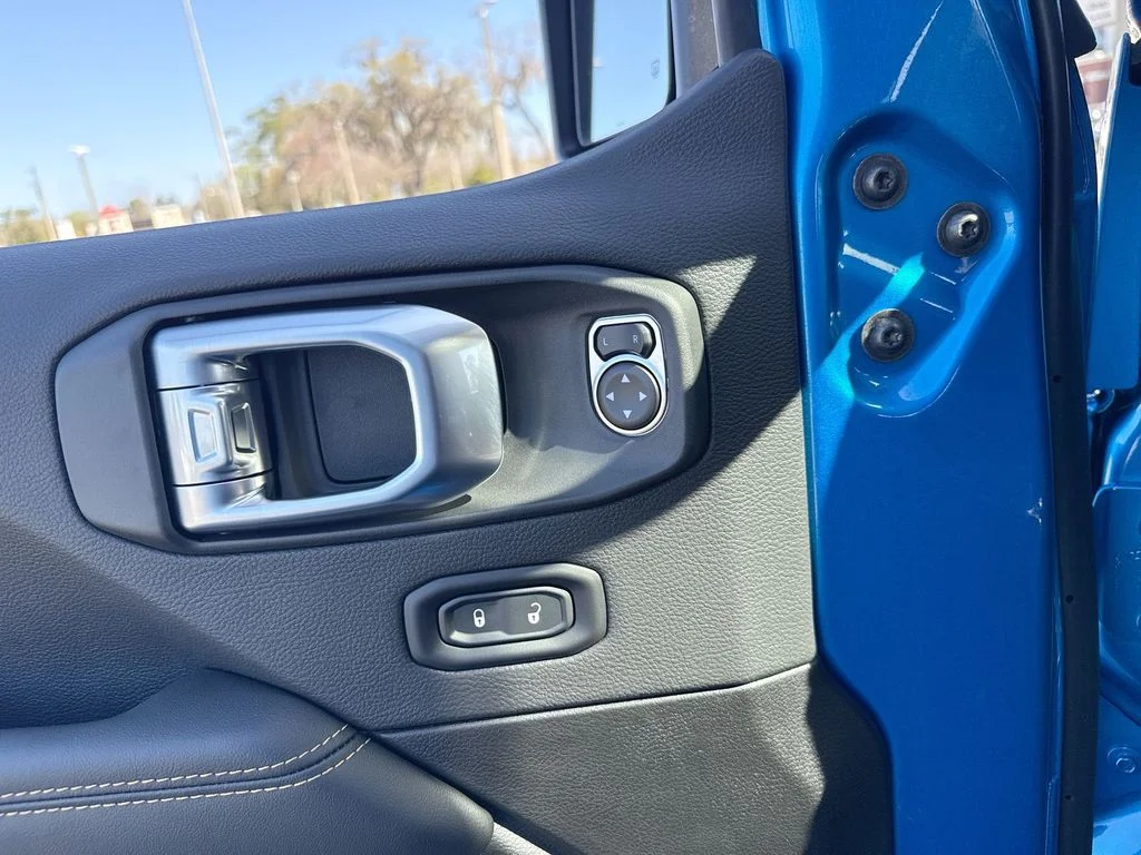 New 2026 Hydro Blue Pearl-Coat Exterior Paint Jeep Sahara image 12