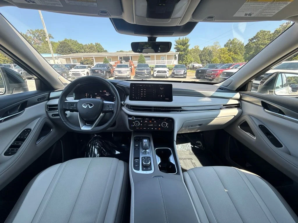 Used 2026 White INFINITI LUXE image 13