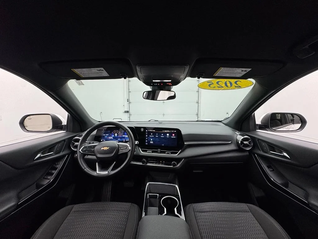 Used 2025 Summit White Chevrolet LT image 3
