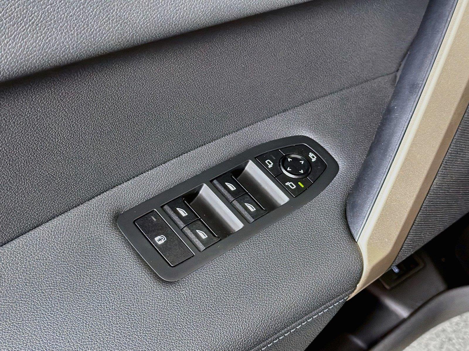 Used 2024 Black Sapphire Metallic BMW xDrive50 image 17