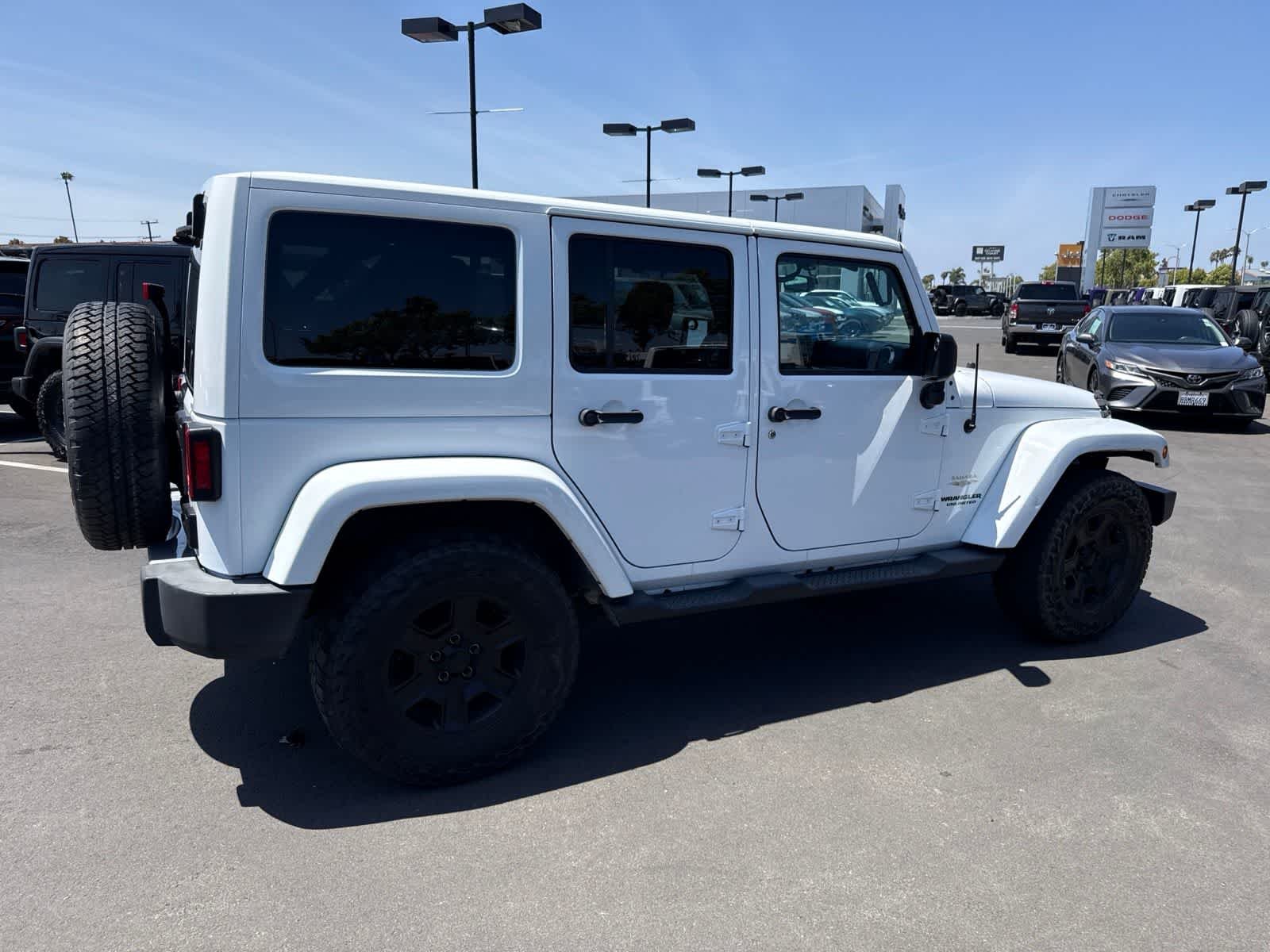 Used 2014 Bright White Clearcoat Jeep Sahara image 12