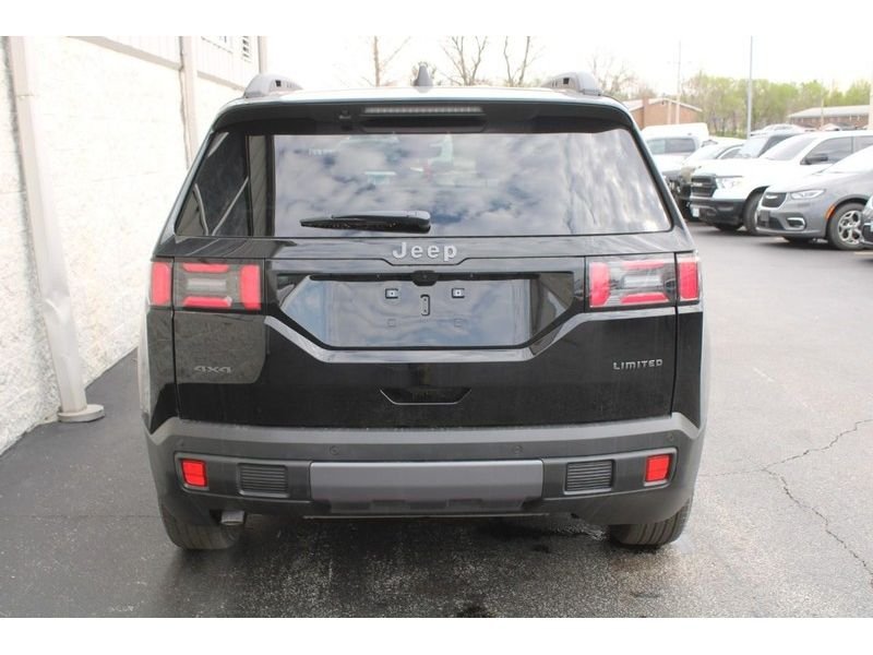 New 2026 Diamond Black Crystal Pearl-Coat Exterior Paint Jeep Limited 4x4 image 4