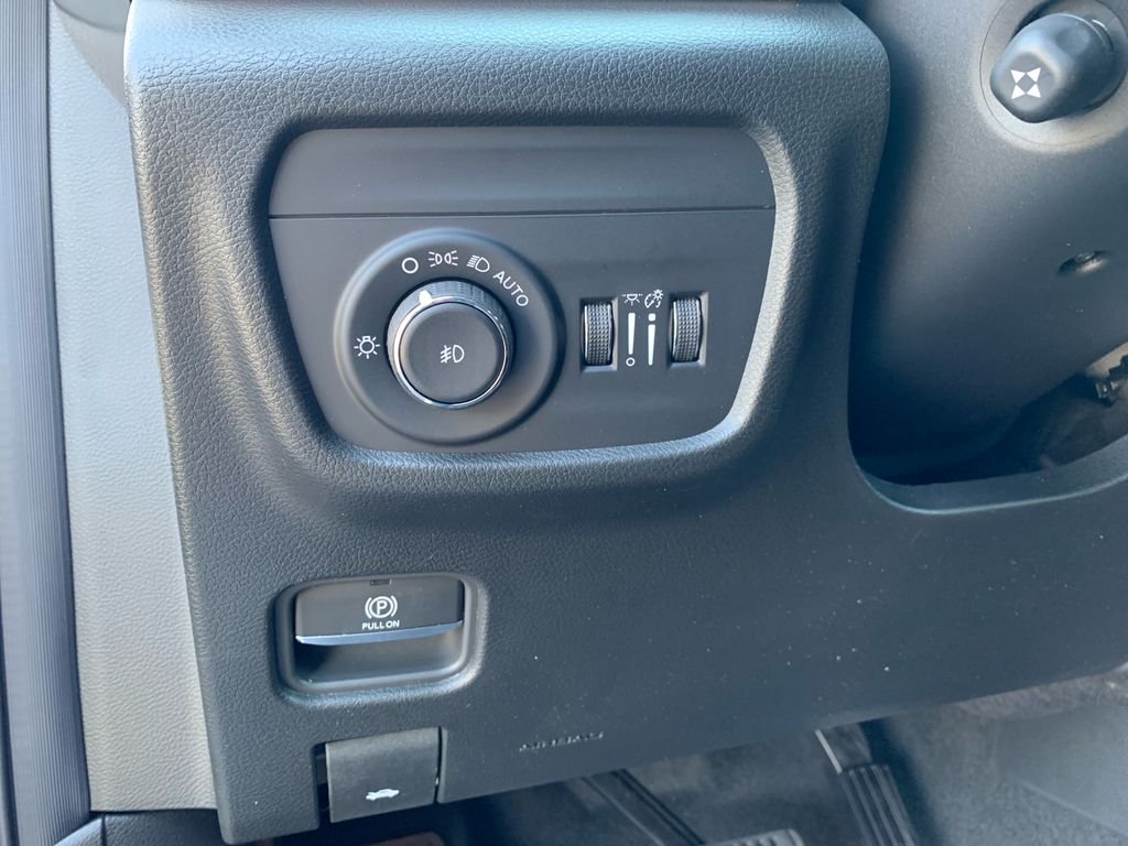 New 2026 Silver Zynith Exterior Paint Jeep Limited image 14