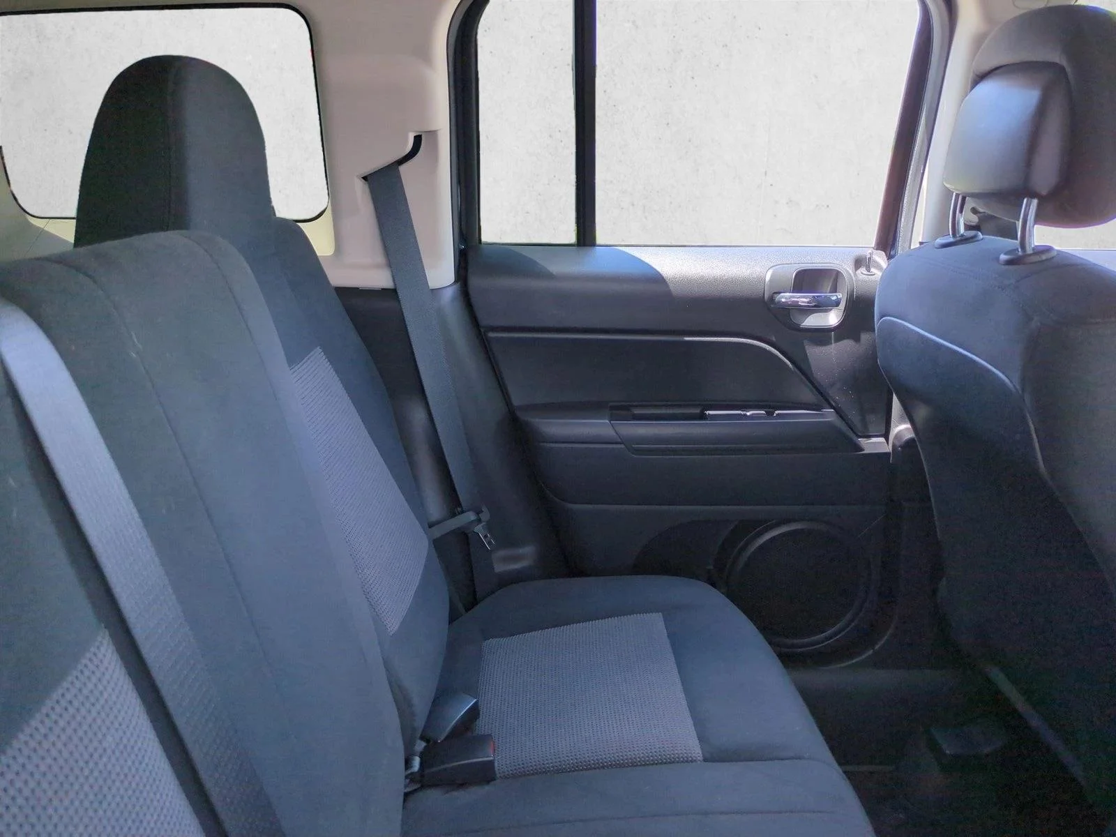 Used 2014 True Blue Pearlcoat Jeep Latitude image 17