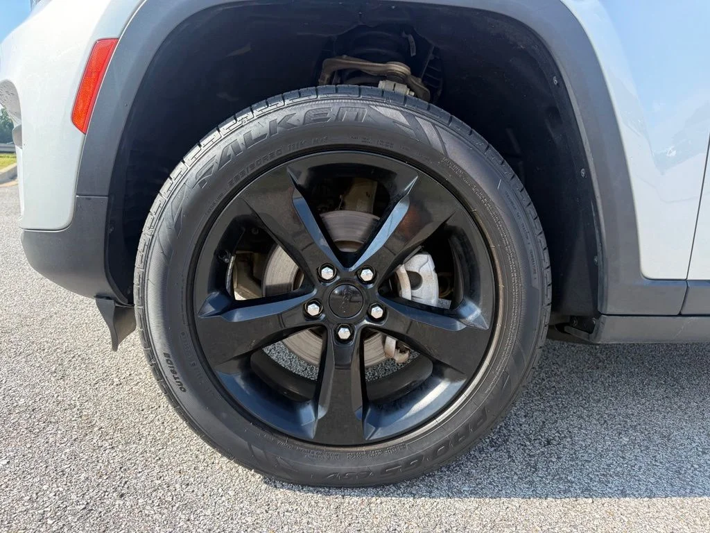 Used 2023 Silver Jeep Altitude X image 20