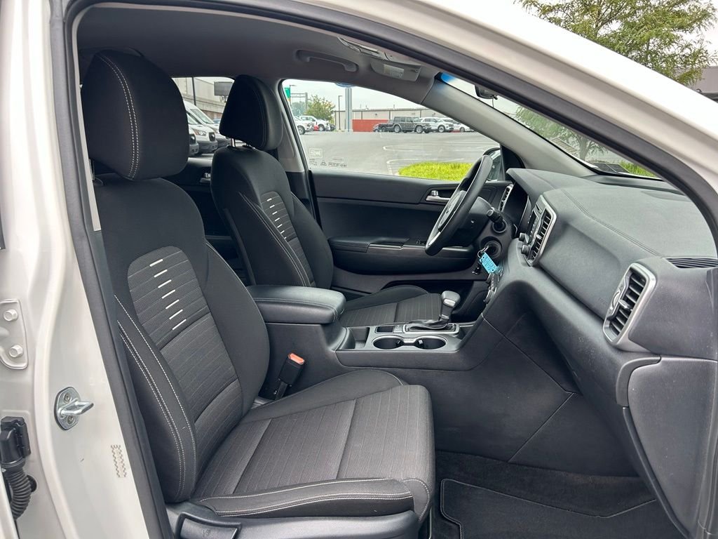 Used 2018 White Kia LX image 32