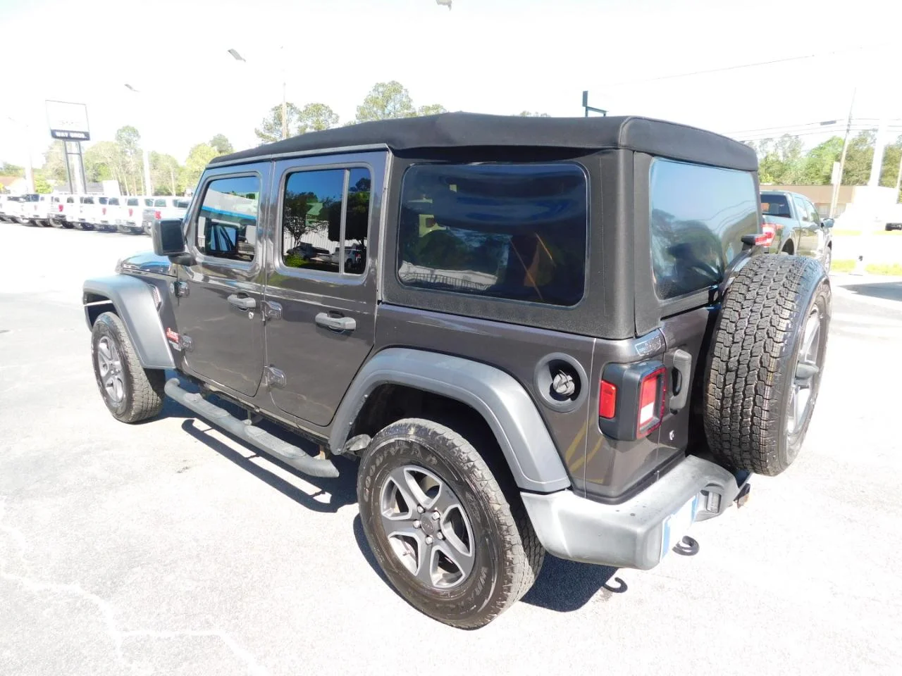 Used 2019 Gray Jeep SPORT S 4X4 image 6