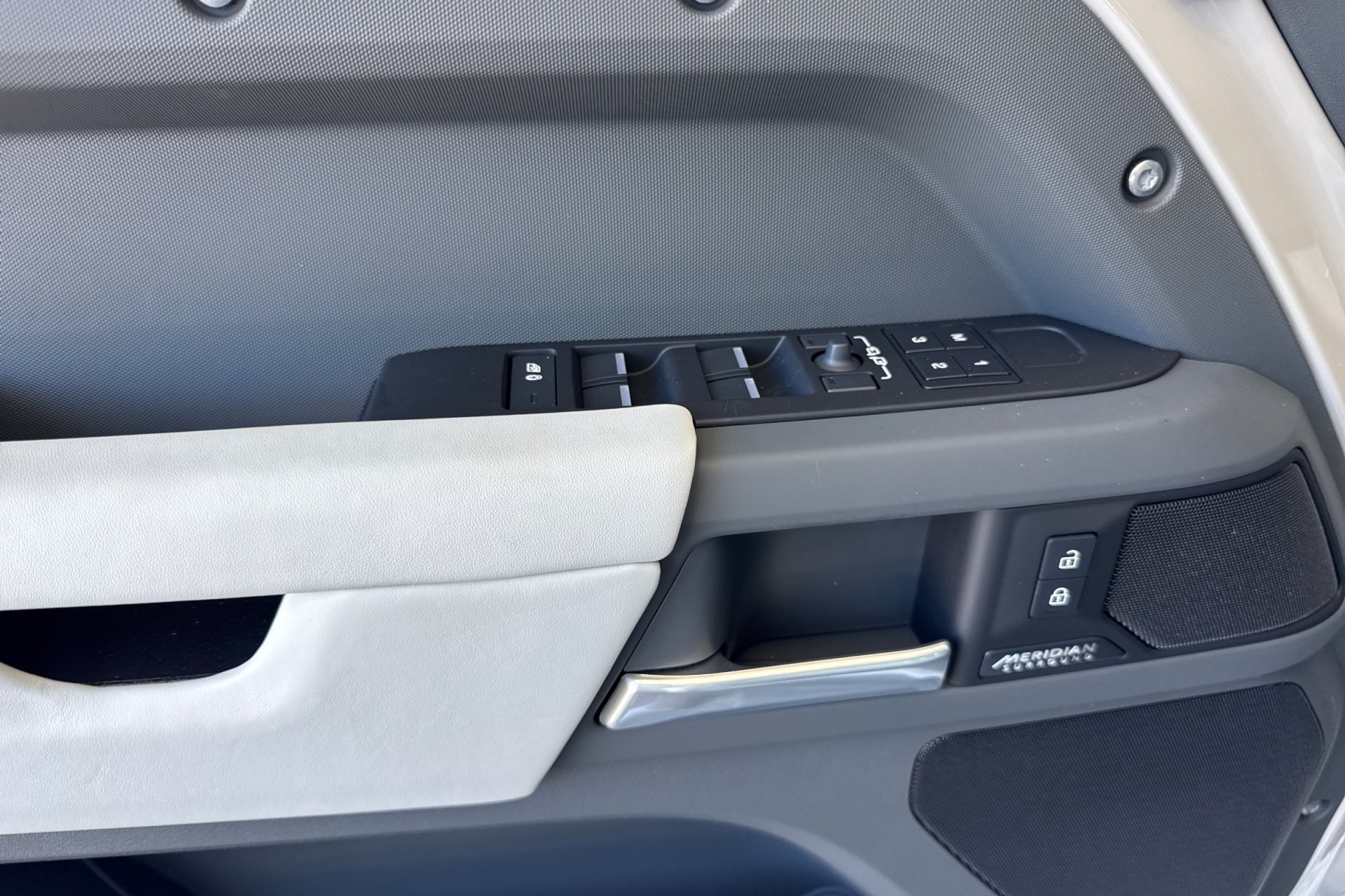 New 2026 Borasco Grey Land Rover X-Dynamic SE image 14