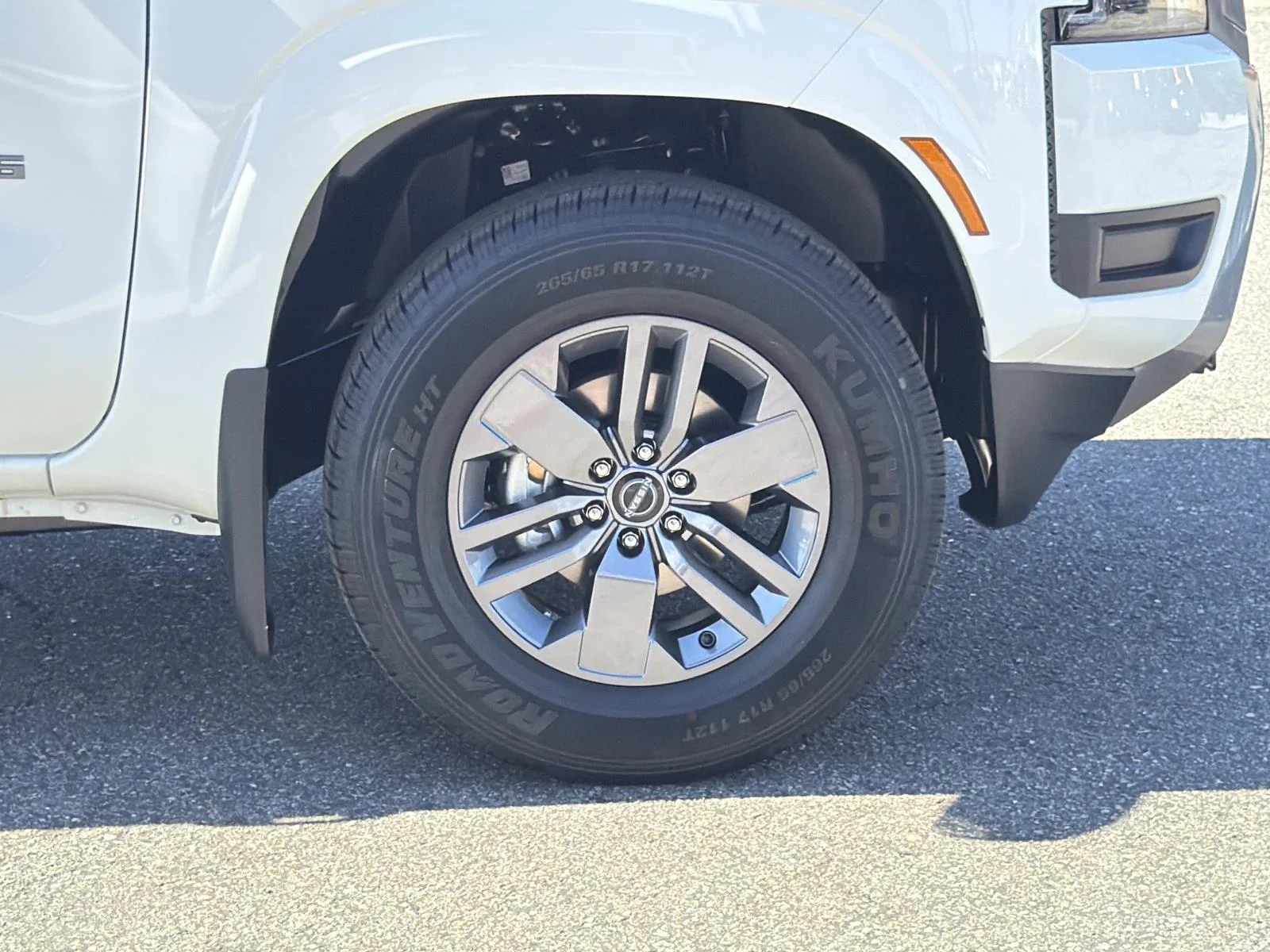 New 2027 Glacier White Nissan SV image 30