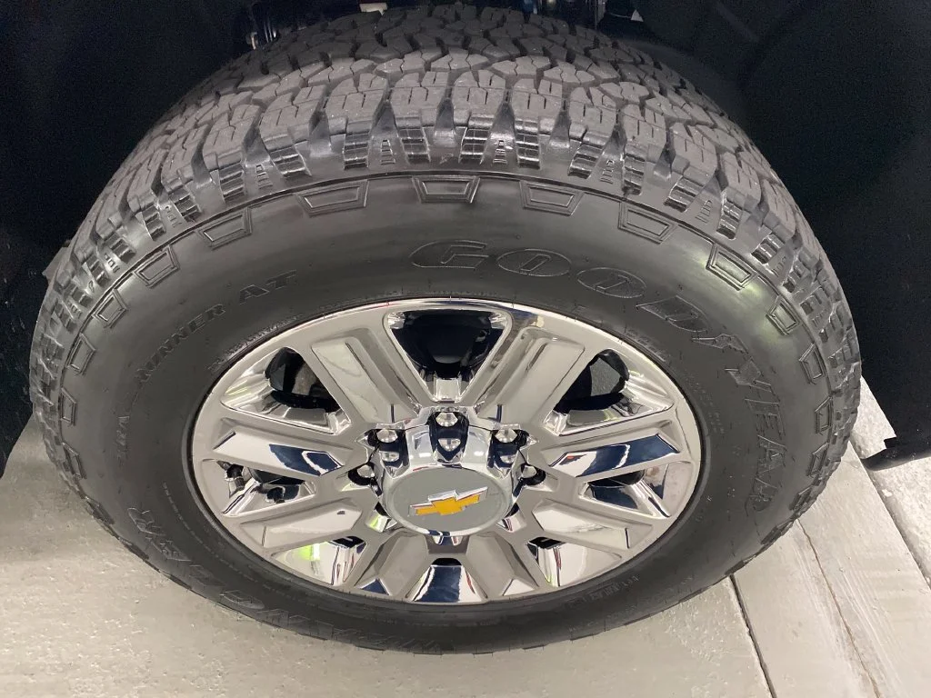 New 2026 Polar White Tricoat Chevrolet High Country image 4