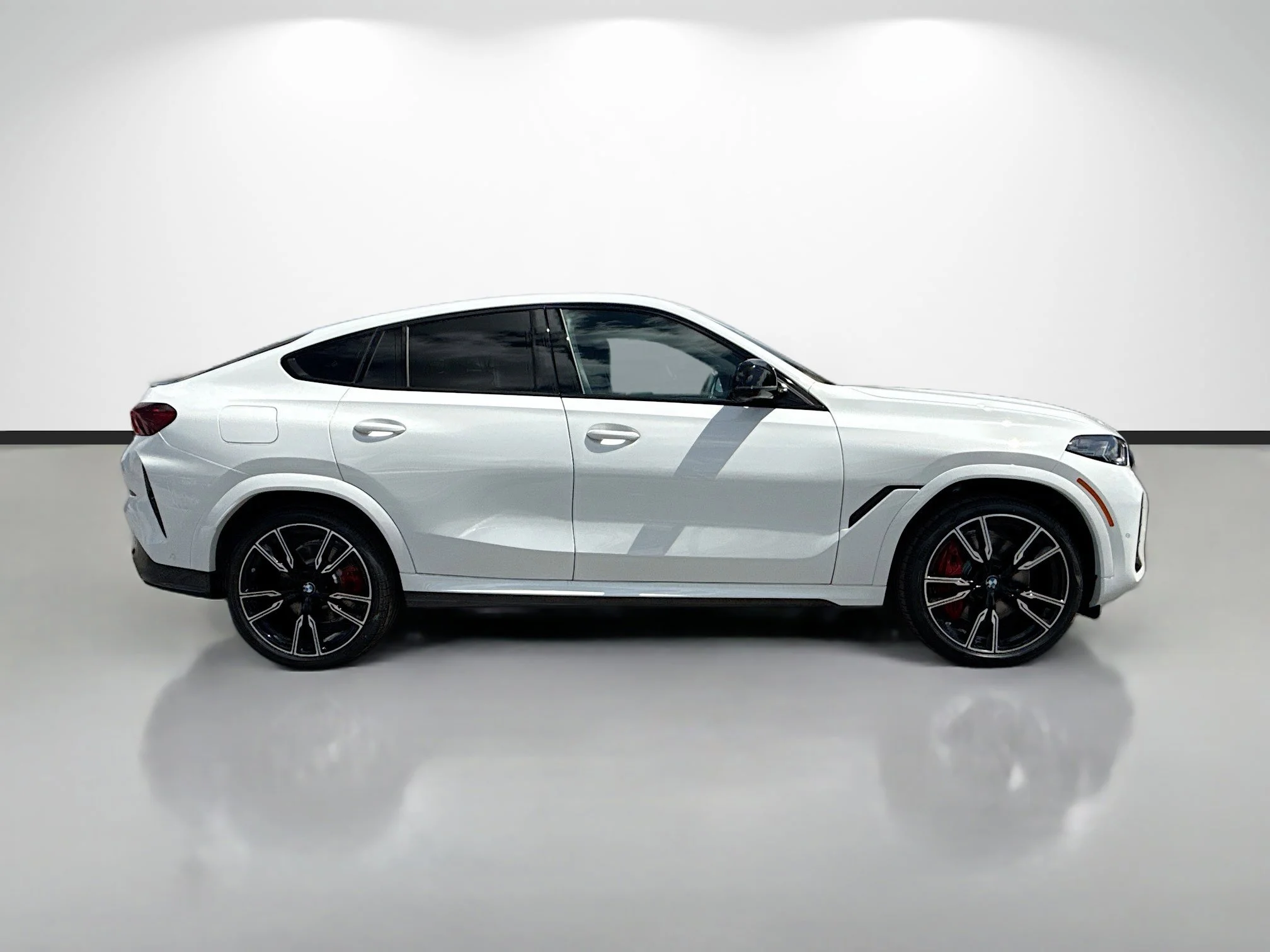 New 2027 Alpine White BMW M60i image 2