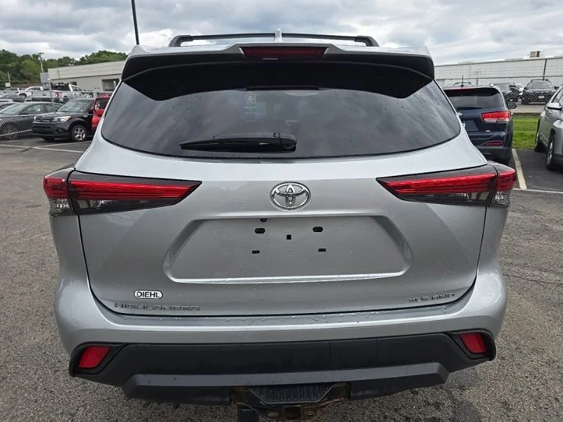 Used 2021 Silver Toyota XLE image 11
