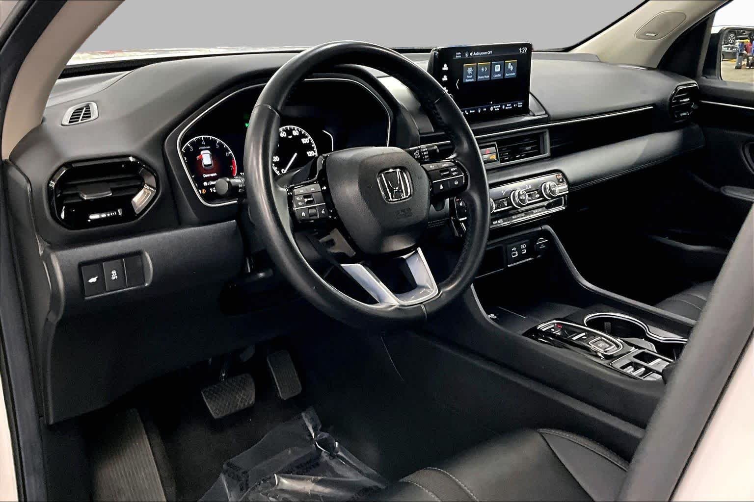Used 2025 Platinum White Pearl Honda Touring image 17