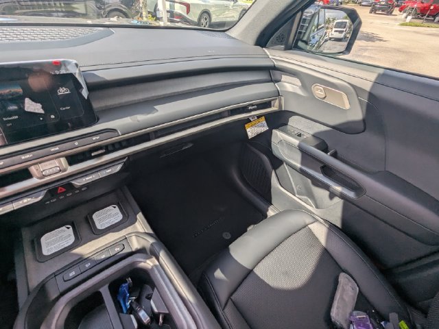 New 2027 Ebony Black Kia S image 18