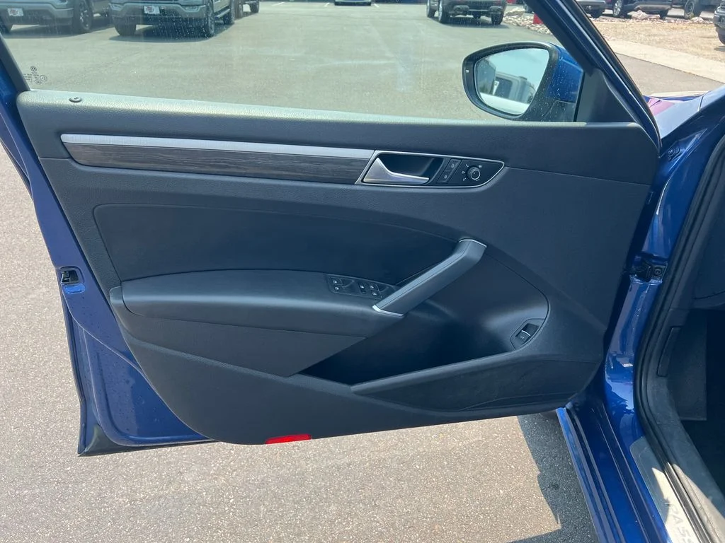 Used 2017 Blue Volkswagen SEL Premium image 18