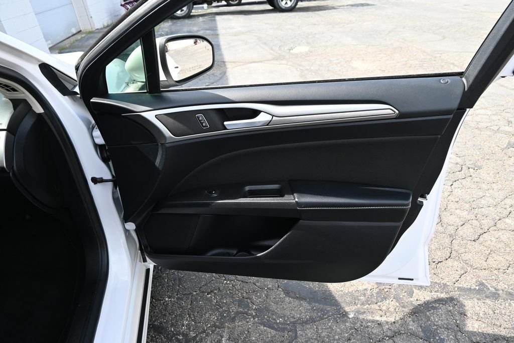 Certified Used 2020 White Platinum Clearcoat Metallic Ford SE image 21