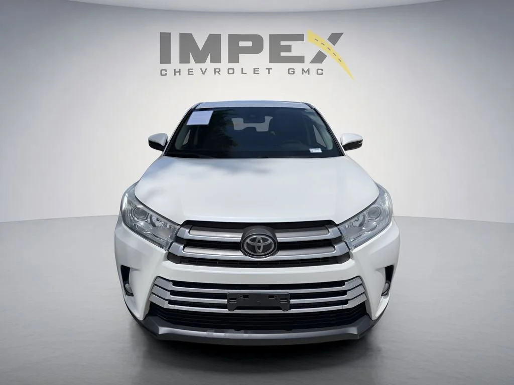 Used 2019  Toyota LE image 6