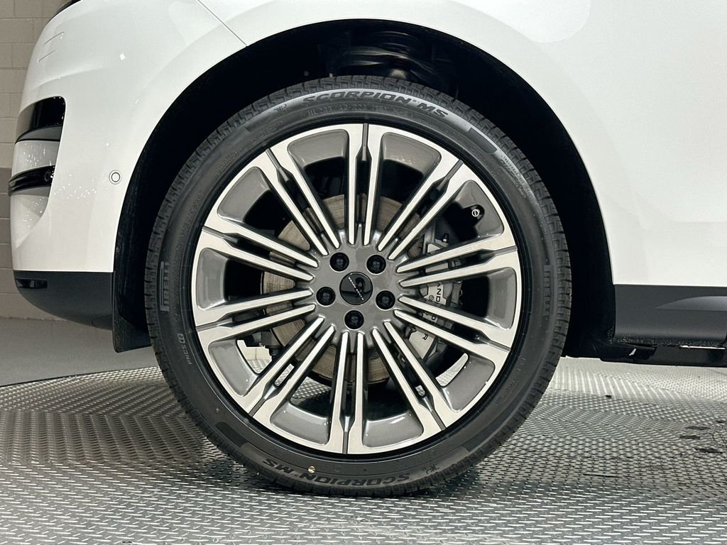 New 2026 Fuji White Land Rover SE image 5