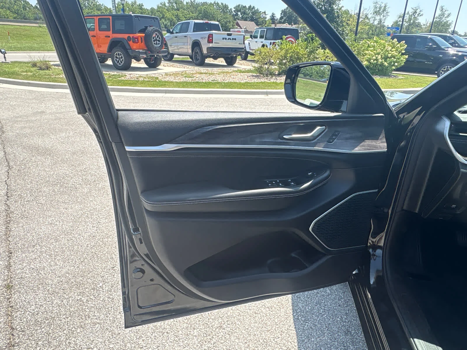 New 2026 Diamond Black Crystal Pearlcoat Jeep Limited Reserve image 19