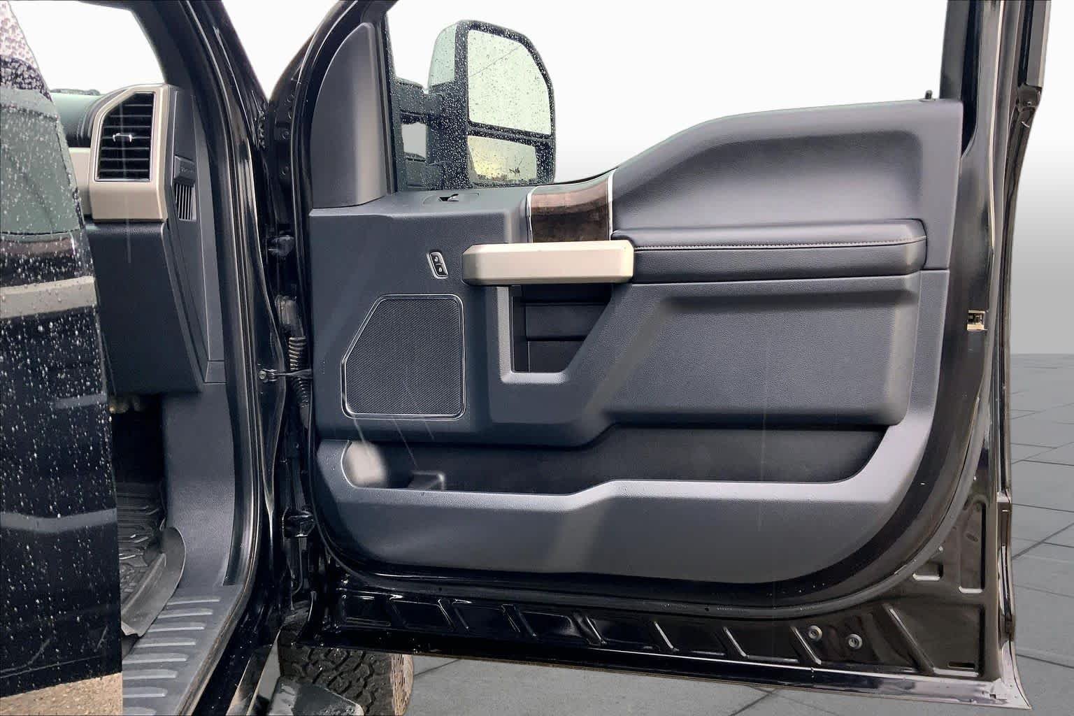 Used 2022 Agate Black Metallic Ford F-450 Pickup LARIAT image 21