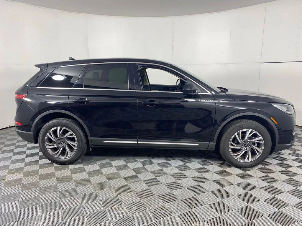 Used 2025 Infinite Black Metallic Clearcoat Lincoln Premiere image 11