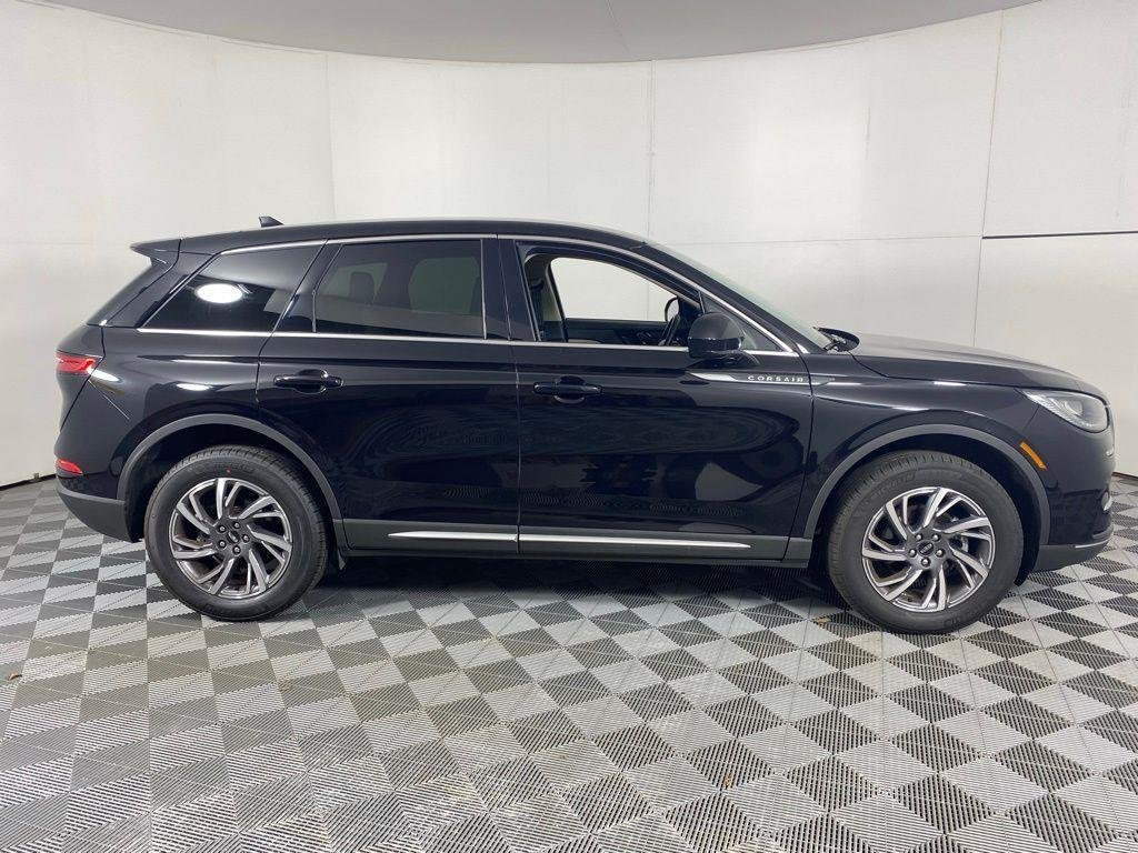 Used 2025 Infinite Black Metallic Clearcoat Lincoln Premiere image 11