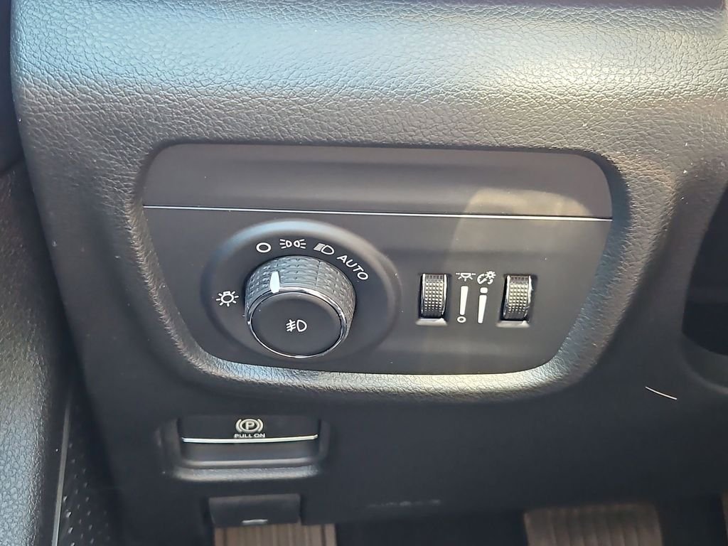 New 2026 Bright White Clear-Coat Exterior Paint Jeep  image 18