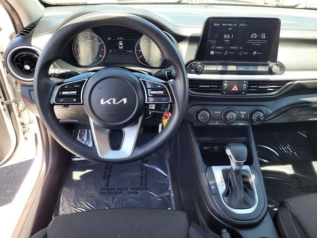 Used 2023 White Kia LXS image 9
