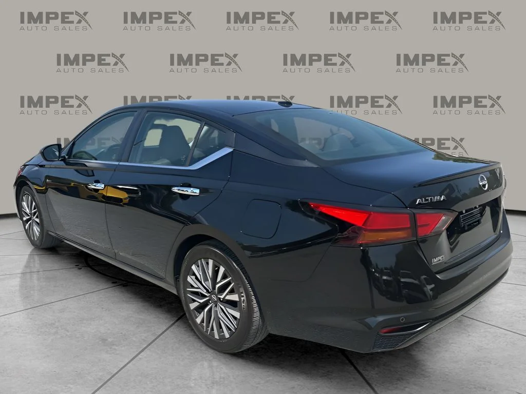 Used 2024 Black Nissan 2.5 SV image 3