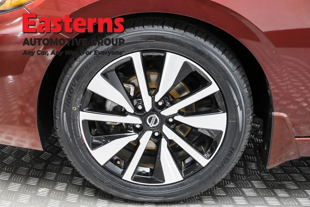 Used 2022 Red Nissan SV image 31