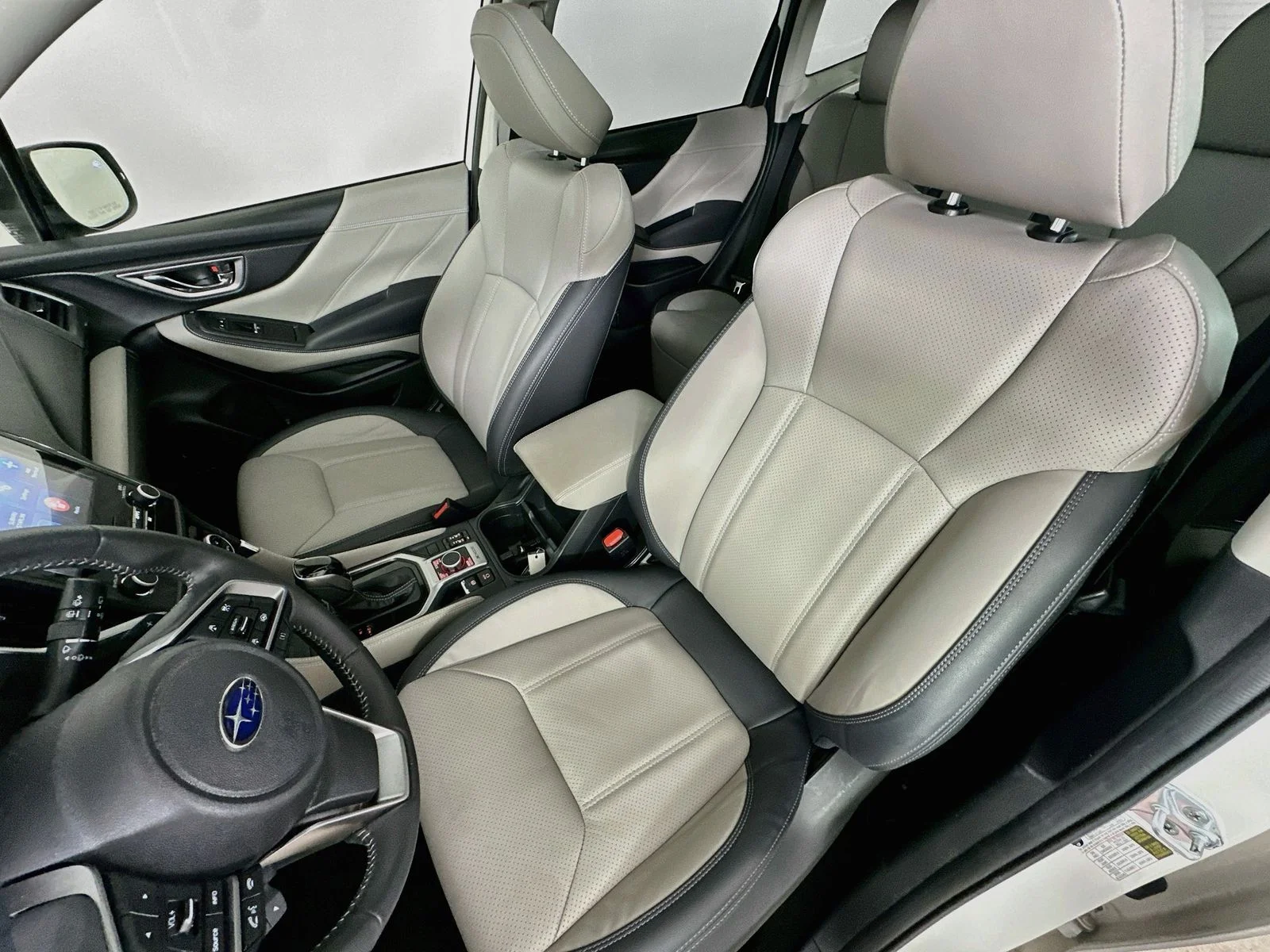 Used 2024 White Subaru  image 34