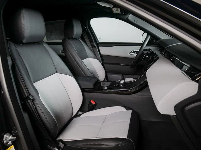 New 2026 Santorini Black Land Rover Dynamic SE image 3
