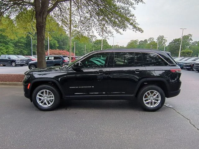New 2026 Diamond Black Crystal Pearl-Coat Exterior Paint Jeep Laredo X image 2