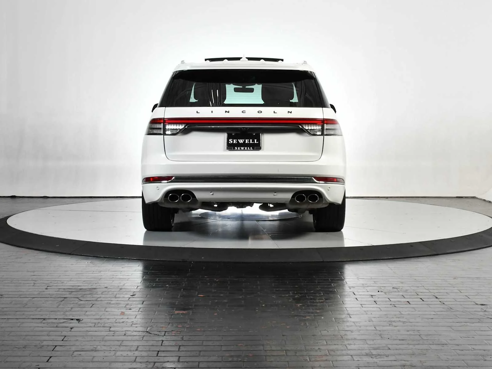 Used 2024 Pristine White Metallic Tri-Coat Lincoln Black Label image 5