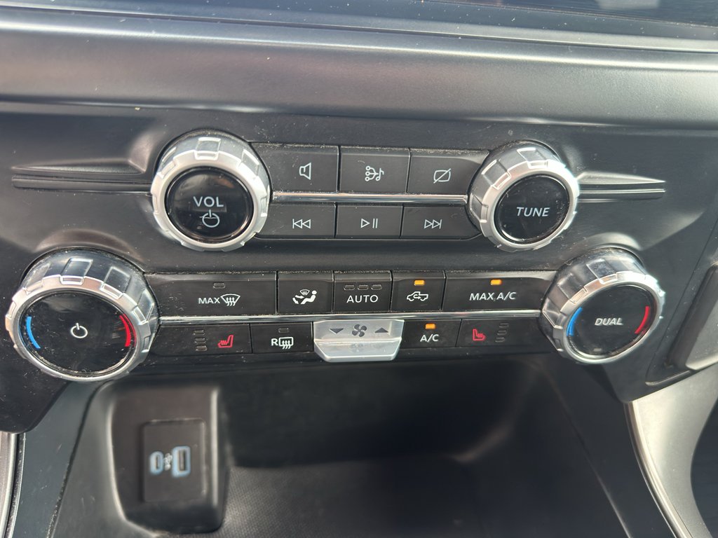 Used 2024 Agate Black Metallic Ford XLT image 25
