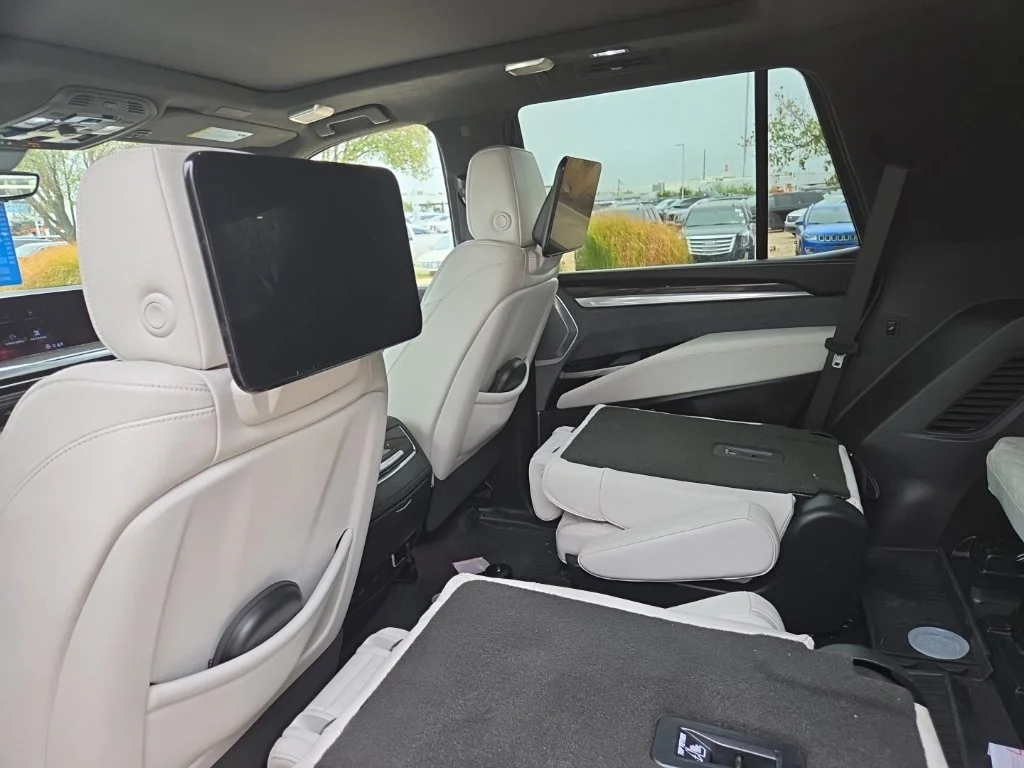 Used 2025 Green Cadillac V-Series image 8