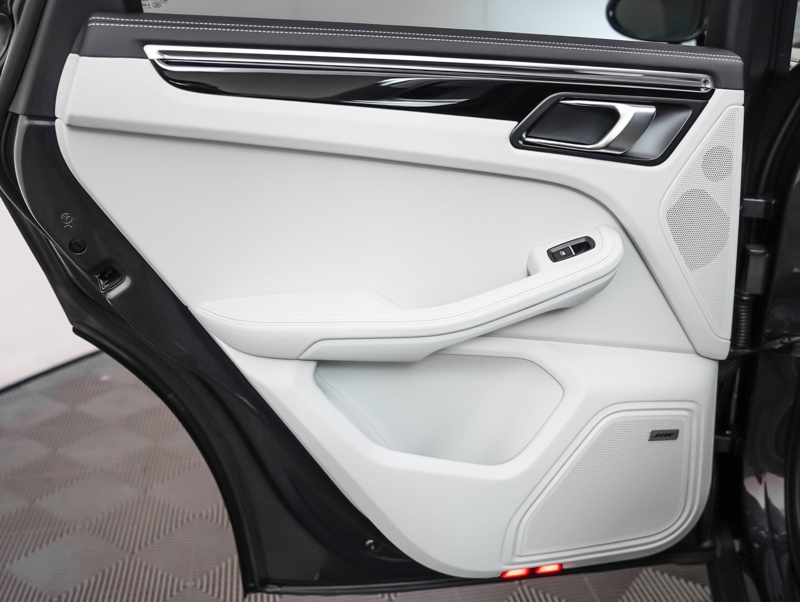 2026 Porsche Macan - Photo 25