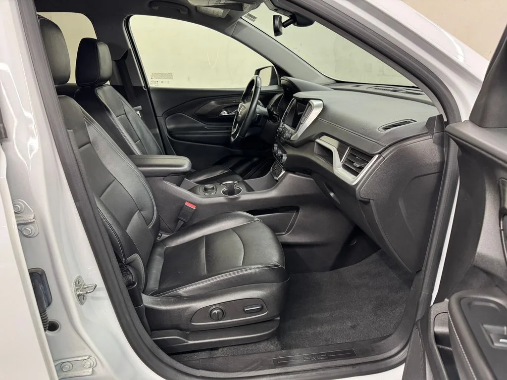 Used 2024 White GMC SLT image 29