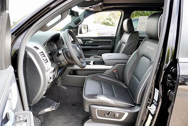 New 2026 Diamond Black Crystal Pearl-Coat Exterior Paint RAM Laramie image 20