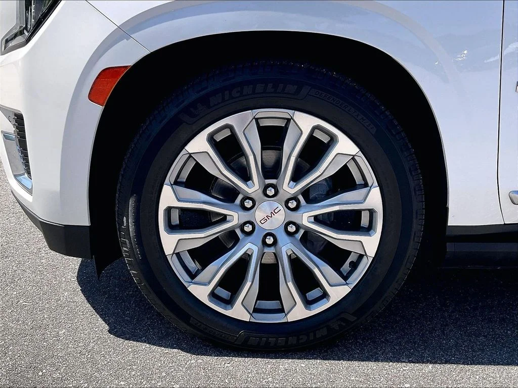 Used 2022 White Frost Tricoat GMC Denali image 7