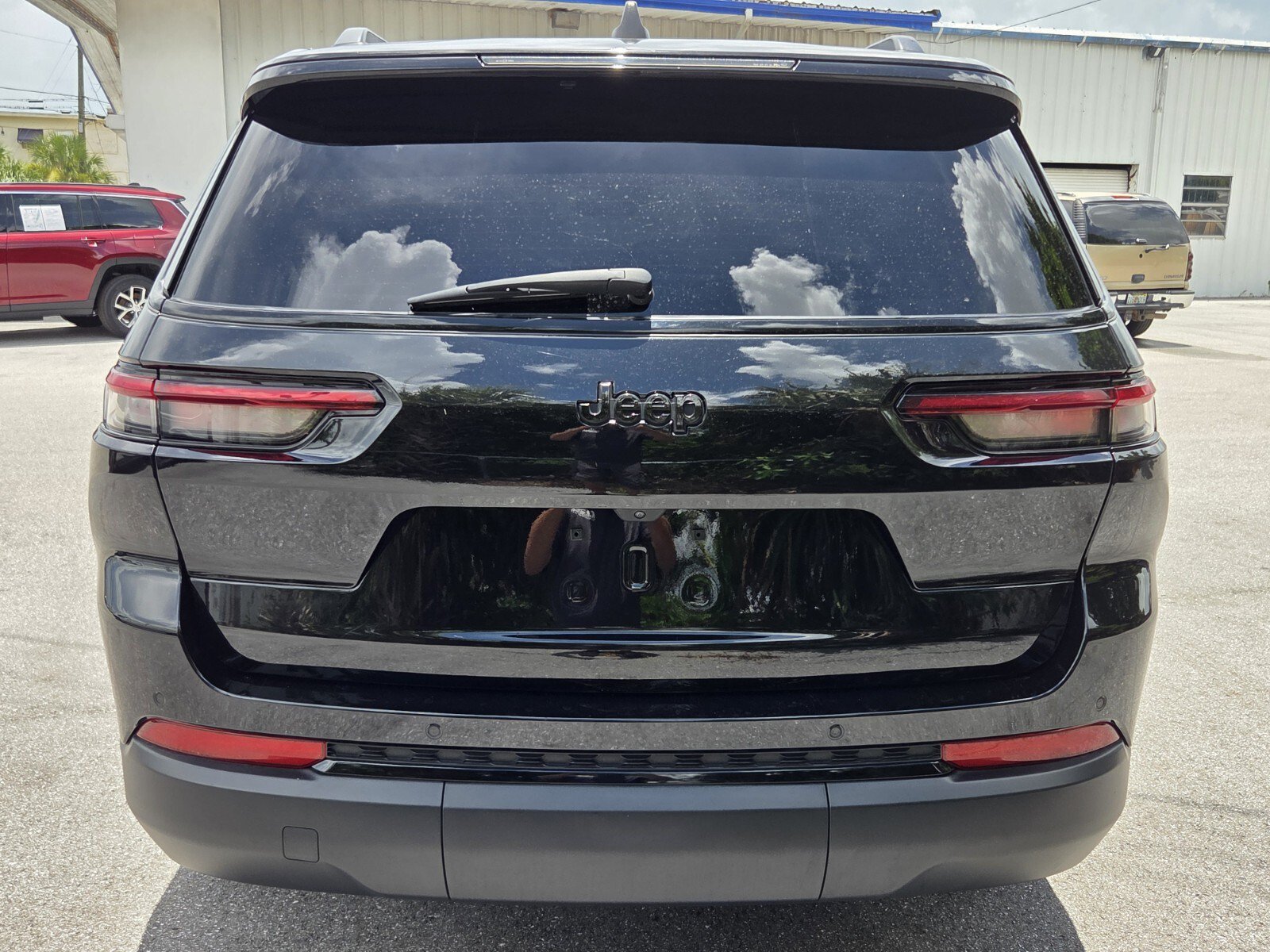 Used 2024 Diamond Black Crystal Pearlcoat Jeep Altitude X image 4